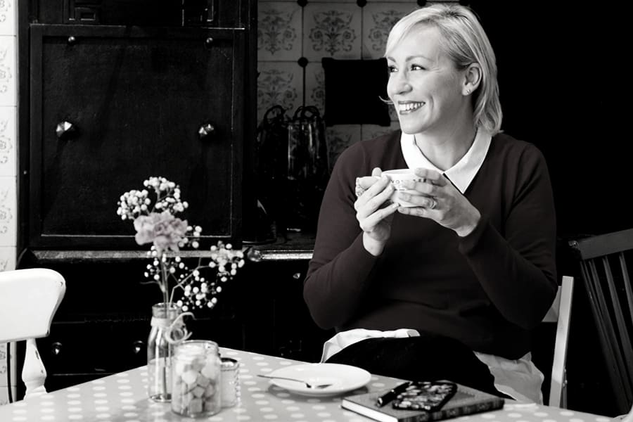 Suzannah Oakley in Cafe